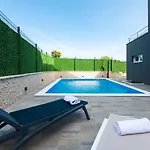 Crowonder Nika - With Heated Swimming Pool, Jacuzzi And Sauna Villa Zára