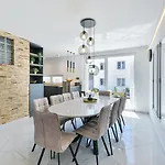 Villa Crowonder Nika - With Heated Swimming Pool, Jacuzzi And Sauna Zára