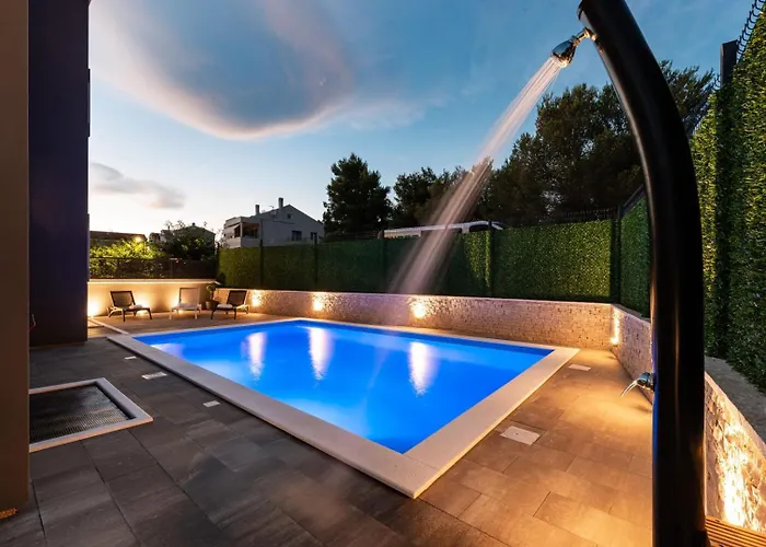 Villa Crowonder Nika - With Heated Swimming Pool, Jacuzzi And Sauna Zadar