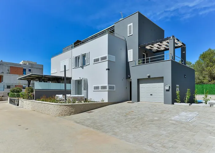 Crowonder Nika - With Heated Swimming Pool, Jacuzzi And Sauna Villa *