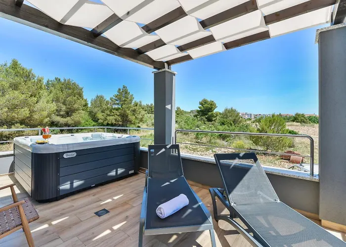 Crowonder Nika - With Heated Swimming Pool, Jacuzzi And Sauna *