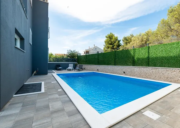 Crowonder Nika - With Heated Swimming Pool, Jacuzzi And Sauna