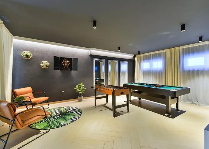 Crowonder Nika - With Heated Swimming Pool, Jacuzzi And Sauna *
