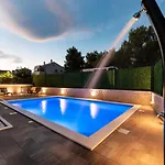Βίλα Crowonder Nika - With Heated Swimming Pool, Jacuzzi And Sauna Ζαντάρ