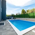 Crowonder Nika - With Heated Swimming Pool, Jacuzzi And Sauna