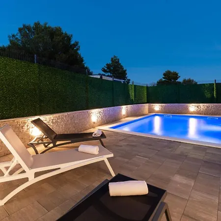Vila Crowonder Nika - With Heated Swimming Pool, Jacuzzi And Sauna *