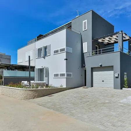 Crowonder Nika - With Heated Swimming Pool, Jacuzzi And Sauna Willa *