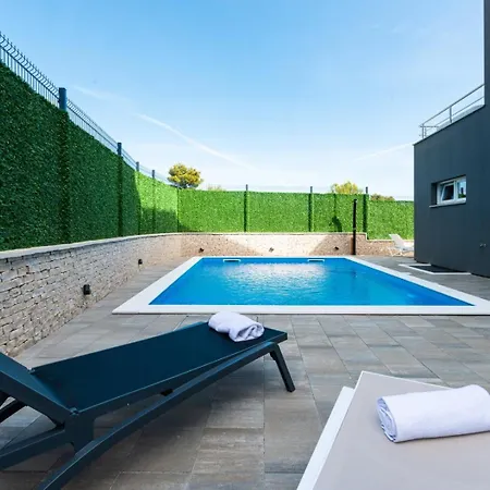 Crowonder Nika - With Heated Swimming Pool, Jacuzzi And Sauna Vila Zadar