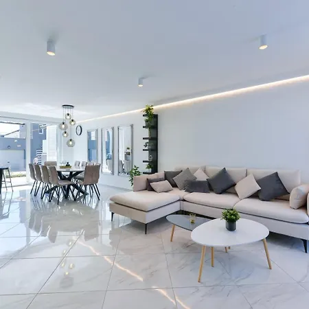 Vila Crowonder Nika - With Heated Swimming Pool, Jacuzzi And Sauna *