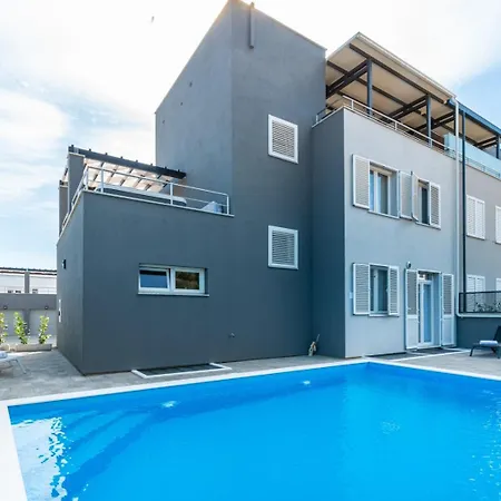 Vila Crowonder Nika - With Heated Swimming Pool, Jacuzzi And Sauna
