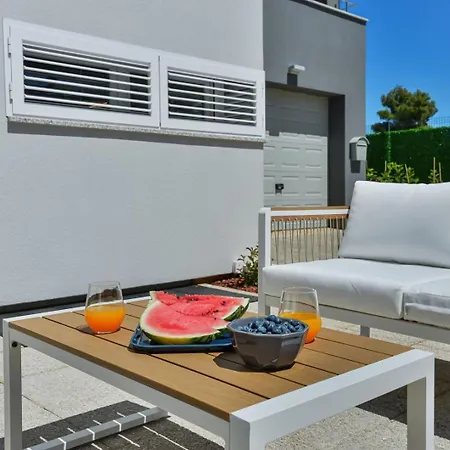 Crowonder Nika - With Heated Swimming Pool, Jacuzzi And Sauna Willa Zadar