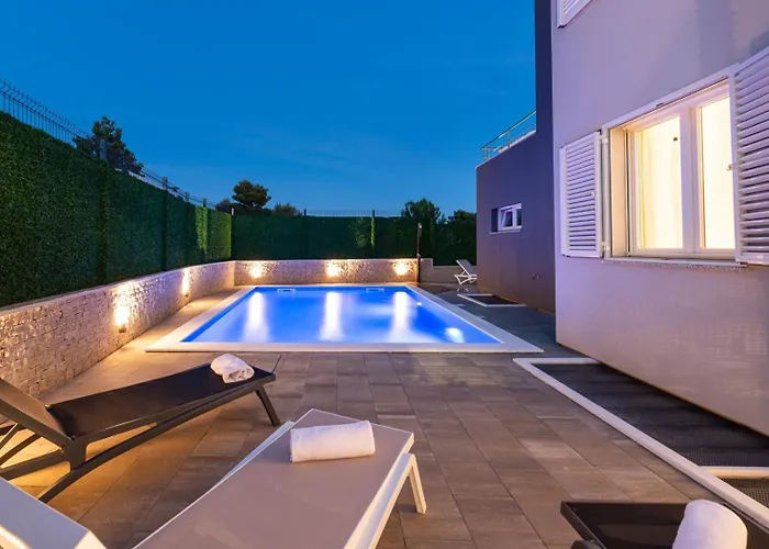 Crowonder Nika - With Heated Swimming Pool, Jacuzzi And Sauna