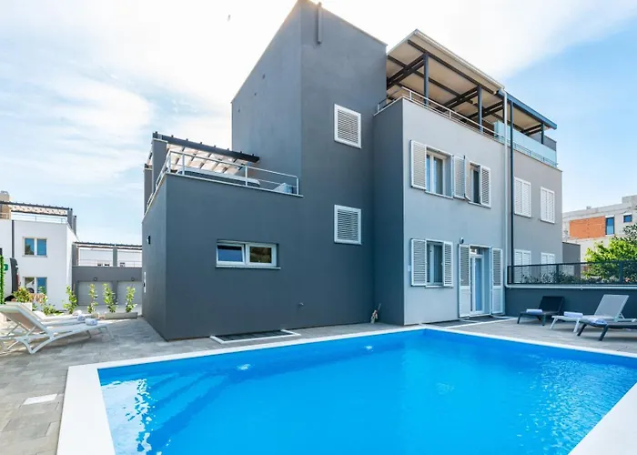 Villa Crowonder Nika - With Heated Swimming Pool, Jacuzzi And Sauna