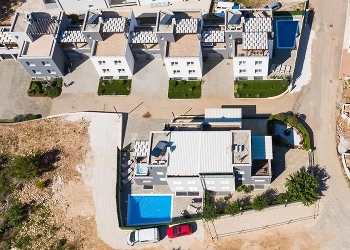 Villa Crowonder Nika - With Heated Swimming Pool, Jacuzzi And Sauna